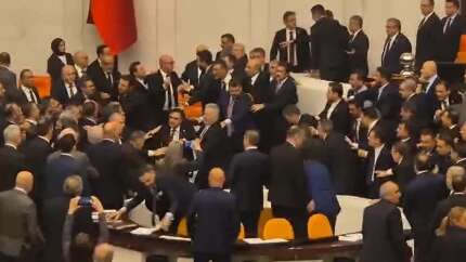 Cumhurbaşkanlığı, bakanlar ve AK Partili isimler... CHP'nin kürsü işgaline bu şekilde tepki gösterdiler