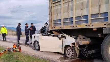 Cenaze yolunda korkunç kaza! Otomobil TIR'a ok gibi saplandı: 2 kişi hayatını kaybetti