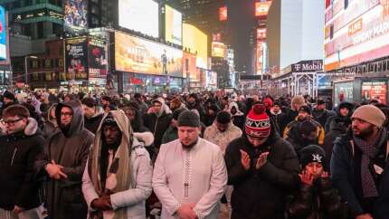 Times Meydanı’ndaki iftarda 2 Amerikalı şehadet getirerek müslüman oldu...