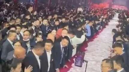 Çinli iş insanı 26 milyon dolar nakit parayı çalışanlarına dağıttı: "Taşıyabildiğiniz kadarını alın"