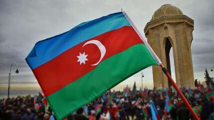 Azerbaycan İran sınırından yük araçları geçişlerini askıya aldı