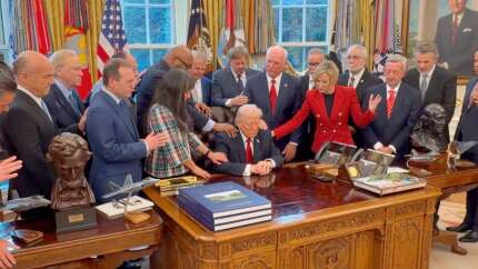 Beyaz Saray'ı kiliseye çevirdiler: Oval Ofis'te Trump için toplu dua