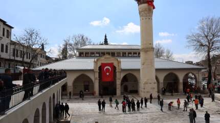 Depremde ağır hasar görmüştü: Asırlık emanet cemaatiyle kavuştu! Kahramanmaraş Ulu Camii Kadir Gecesi'nde yeniden ibadete açıldı