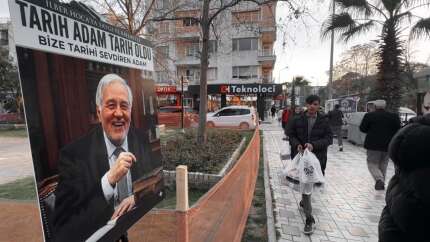 Manisa'da esnaftan İlber Ortaylı için helva hayrı