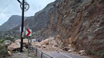 Mersin-Antalya karayolunda heyelan: Yol trafiğe kapandı, 1 yaralı