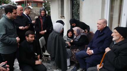 Cumhurbaşkanı Erdoğan Rize'de! Komşuları ile bayramlaştı