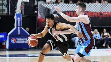 Potadaki derbide kazanan Beşiktaş GAİN! Trabzonspor'u 15 sayı geriden gelip mağlup etti
