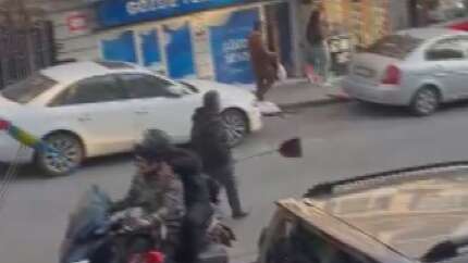 Fatih'te dehşet anları! Bıçakla rastgele çevredeki esnafı tehdit etti