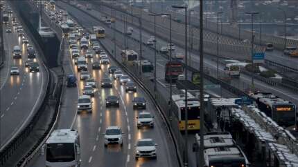 Hem yağış hem hafta başı! İstanbul'da trafik kilitlendi