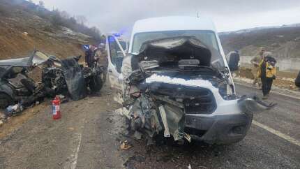 Feci kaza! Öğretmenleri taşıyan servis ile otomobil çarpıştı: Ölü ve yaralılar var