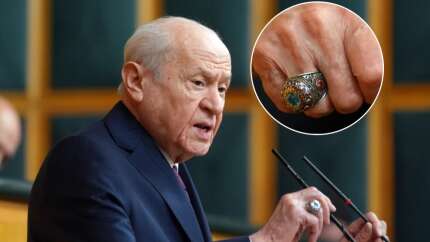 Bahçeli'nin yüzüğünde ve rozetindeki sır! Dikkat çeken şiir detayı...