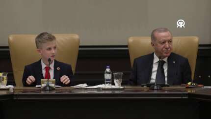Türkiye'nin yarınları Külliye'de... Cumhurbaşkanı Erdoğan koltuğunu çocuklara devretti