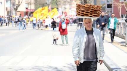 1 Mayıs'ın iki yüzü: Bir yanda halay çekenler diğer yanda alınteri dökenler!