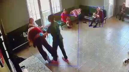 Yaşlı bakım merkezinde skandal! Hastaya şiddet ve tükürme kamerada