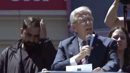 Özgür Özel'in yanında kürsüye çıktı... Mansur Yavaş hayatının ilk riskini aldı! Herkes 'Geçmiş olsun' dedi
