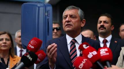 Mavi valiz krizi... Telefondaki o mesaj ortalığı karıştırdı! Özgür Özel hakkında rüşvet fezlekesi...