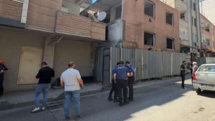 Kentsel dönüşüme giren bina kısmen çöktü: Ölü ve yaralılar var