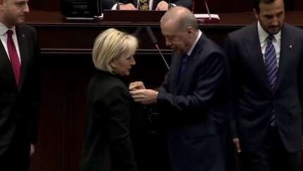 CHP'den istifa eden İstanbul Milletvekili Nimet Özdemir, AK Parti'ye katıldı! Rozeti bizzat Erdoğan taktı...