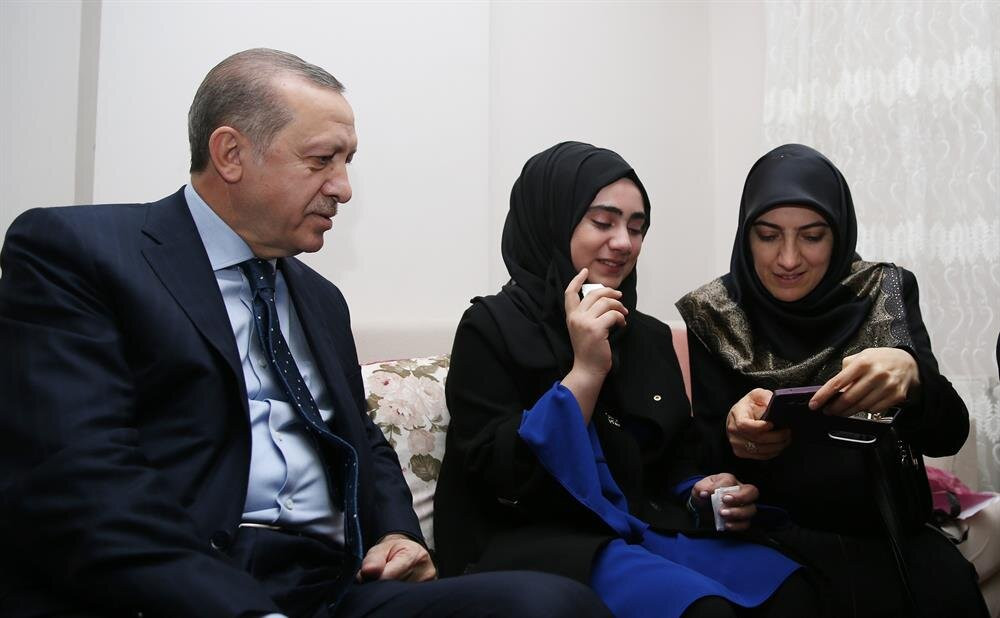 Cumhurbaşkanı Erdoğan, 15 Temmuz şehidi Muhammed Demir'in ailesini ziyaret etti.