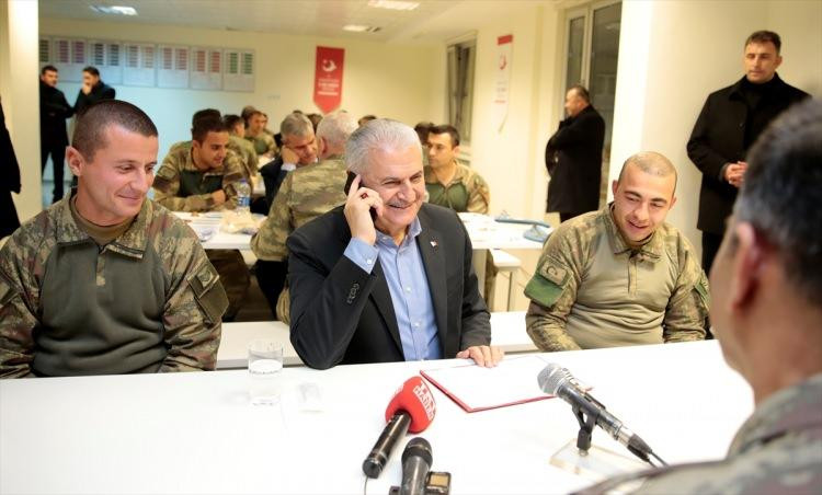 basbakan_yildirim_askerlerle_yemek_yedi_