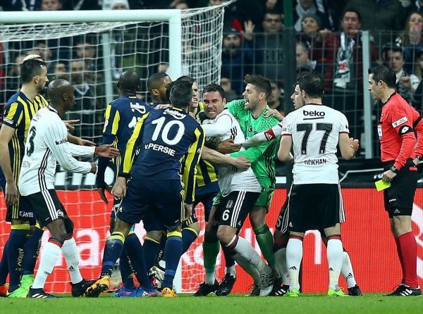 Beşiktaş - Fenerbahçe derbi maçı özet ve golleri izle - kırmızı kart