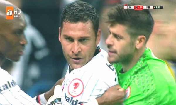 Tosiç Van persie'ye kafa attı kırmızı kart gördü! İşte o anlar