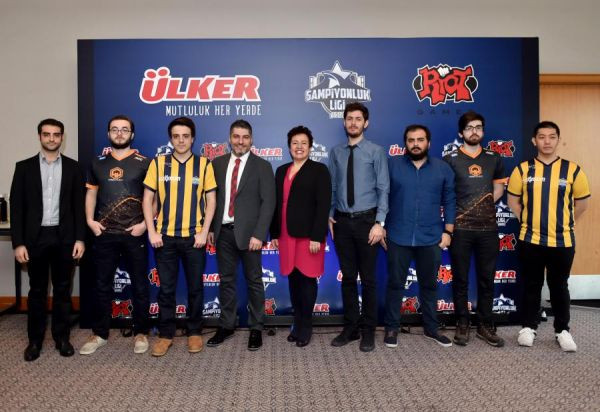 Bora-Kocyigit-Basak-Karaca-1907Fenerbahce-HWAGaming-oyunculari