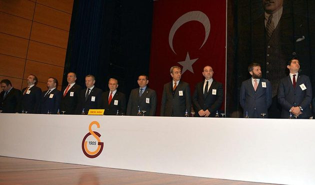 Hakan Ş&uuml;k&uuml;r kararından sonra Galatasaray y&ouml;netiminde istifalar başladı!