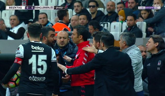 Şenol G&uuml;neş ile &Uuml;mit &Ouml;zat birbirine giriyordu!