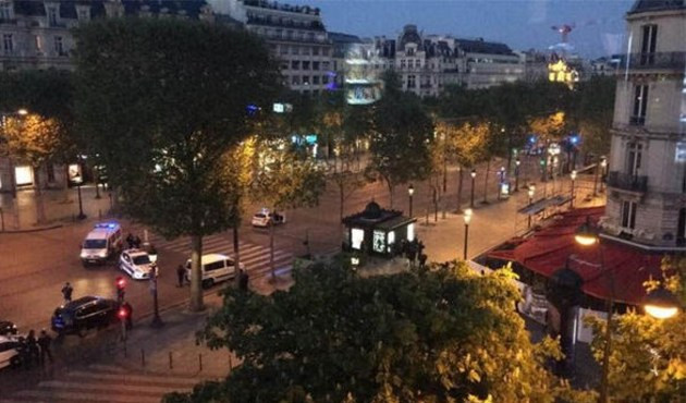 Paris'te saldırı: 2 polis &ouml;ld&uuml;r&uuml;ld&uuml;