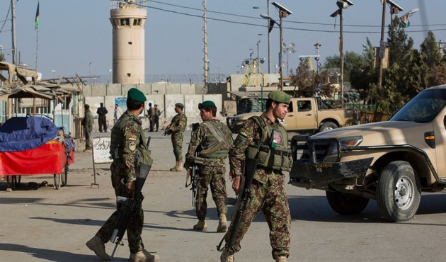 Taliban, Afganistan'da askeri &uuml;sse saldırdı: 50 &ouml;l&uuml;