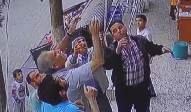 Balkondan d&uuml;şen &ccedil;ocuğu esnaflar havada yakaladı.. / VİDEO