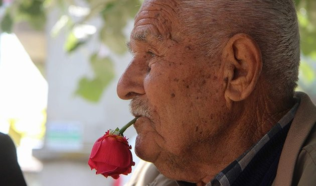 59 yıldır ağzındaki g&uuml;l&uuml; &ccedil;ıkarmıyor... Sebebini &ouml;ğrenince &ccedil;ok şaşıracaksınız!