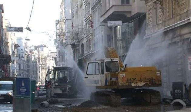 İstiklal Caddesi g&ouml;le d&ouml;nd&uuml;! Vatandaş sandal aradı...