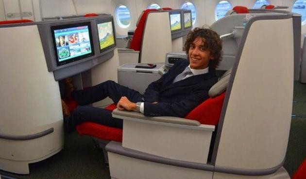20 yaşında, First Class'ta u&ccedil;mak i&ccedil;in para alıyor!