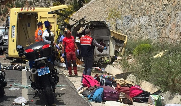 Buca'da endişeli bekleyiş! Marmaris'teki feci kazada &ouml;lenler aynı mahalleden...