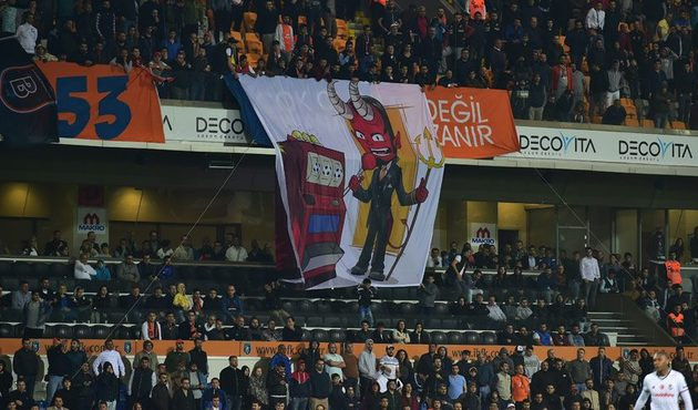 Başakşehir taraftarından Rıdvan Dilmen ve Mehmet Demirkol&rsquo;a ince mesaj!