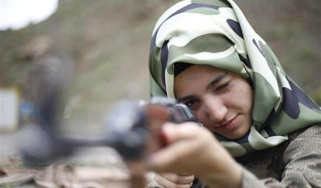 Vatan n&ouml;betinde iki gen&ccedil; kadın: D&ouml;k&uuml;len her şehit kanının hesabını soracağız!