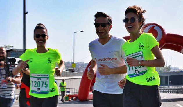 Hande Soral ve Bensu Soral, maratonda koştu!