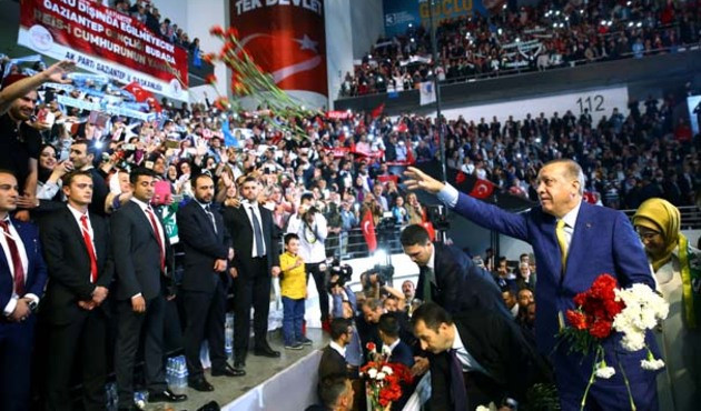 AK Parti, Cumhurbaşkanı yaptığı Genel Başkanı'nı geri d&ouml;n&uuml;ş kongresinde bağrına bastı!