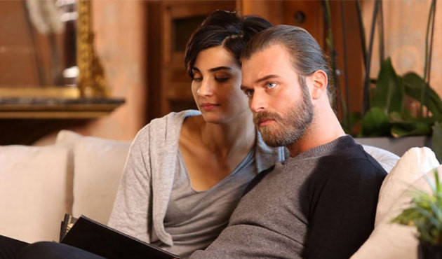 Tuba B&uuml;y&uuml;k&uuml;st&uuml;n, Kıvan&ccedil; Tatlıtuğ sete ge&ccedil; kalınca deliye d&ouml;nd&uuml;! / VİDEO
