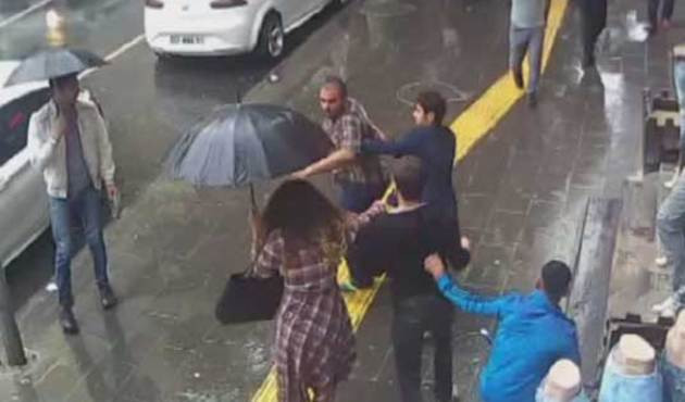 "Burada b&ouml;yle y&uuml;r&uuml;yemezsiniz" diyen &ccedil;akma kabadayı dayak yiyince kadına saldırdı!