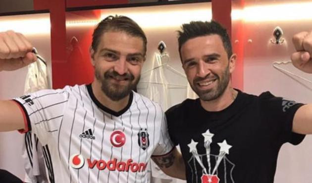 Caner Erkin ile G&ouml;khan G&ouml;n&uuml;l'den şampiyonluk sonrası manidar poz!
