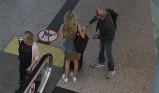 &Uuml;nl&uuml; şarkıcı g&uuml;zel turistti yalnız bırakmadı