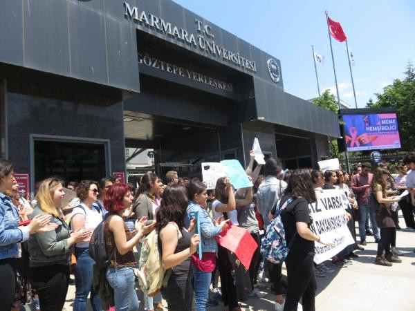maramara-universitesinde-taciz-protestosu_4817_dhaphoto2_1
