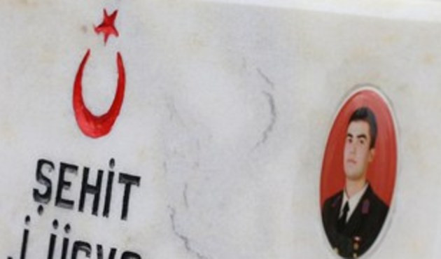 Şehidin mezar taşındaki o ayrıntı y&uuml;rekleri dağlıyor...