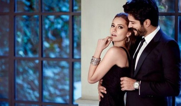 Burak &Ouml;z&ccedil;ivit ve Fahriye Evcen &ccedil;ifti &ouml;n davetiye bastırdı!