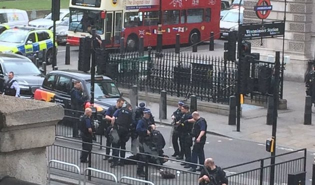 Londra'da ter&ouml;r alarmı! Başbakan'ın konutu yakınında bı&ccedil;aklı saldırgan paniği...