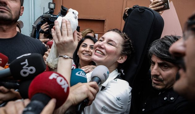 Hayranları ve gazeteci ordusu karşıladı! İşte Deniz Seki'nin &ouml;zg&uuml;rl&uuml;ğ&uuml;ne kavuştuğu o anlar... / VİDEO