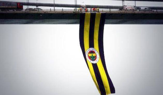 Fenerbah&ccedil;e bayrağı k&ouml;pr&uuml;ye asıldı! Beşiktaş'ın bayrağı da asılacak mı?
